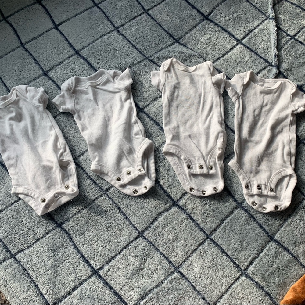 🌟🌟 Set of 4 plain white Preemie onesies, short-sleeve